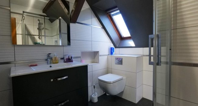 salle de bain sous mansarde rénovée