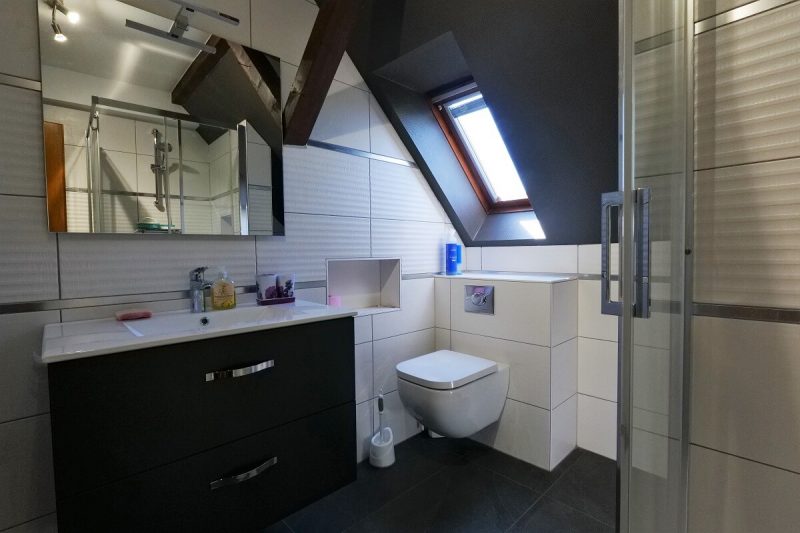 salle de bain sous mansarde rénovée