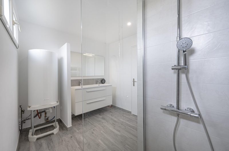salle de bain douche et ballon d'eau chaude rénovation