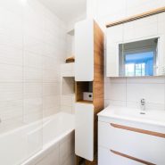 salle de bain rénovée avec baignoire