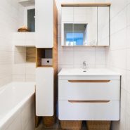 baignoire et deux meubles salle de bain