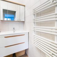 salle de bain rénovée, meuble, chauffe-serviette