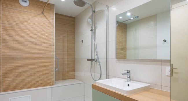 rénovation salle de bain baignoire douche bois et vert d'eau