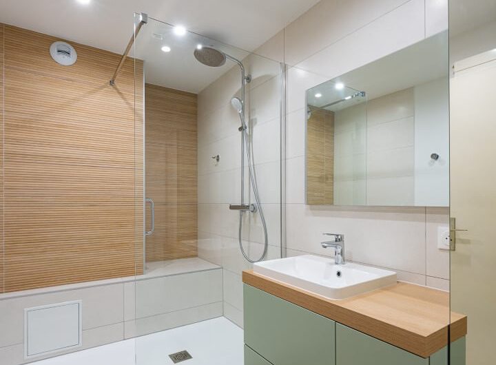 rénovation salle de bain baignoire douche bois et vert d'eau