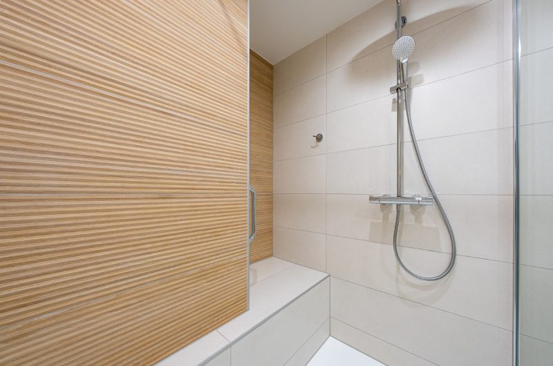 rénovation salle de bain baignoire douche bois