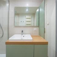 rénovation salle de bain meuble vert d'eau et bois