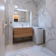 Salle de bain rénovée carrelage marbre