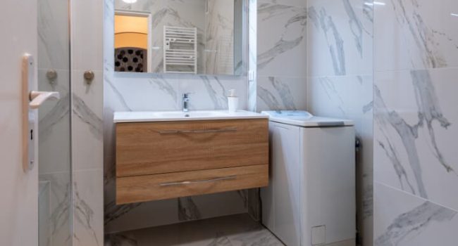 Salle de bain rénovée carrelage marbre